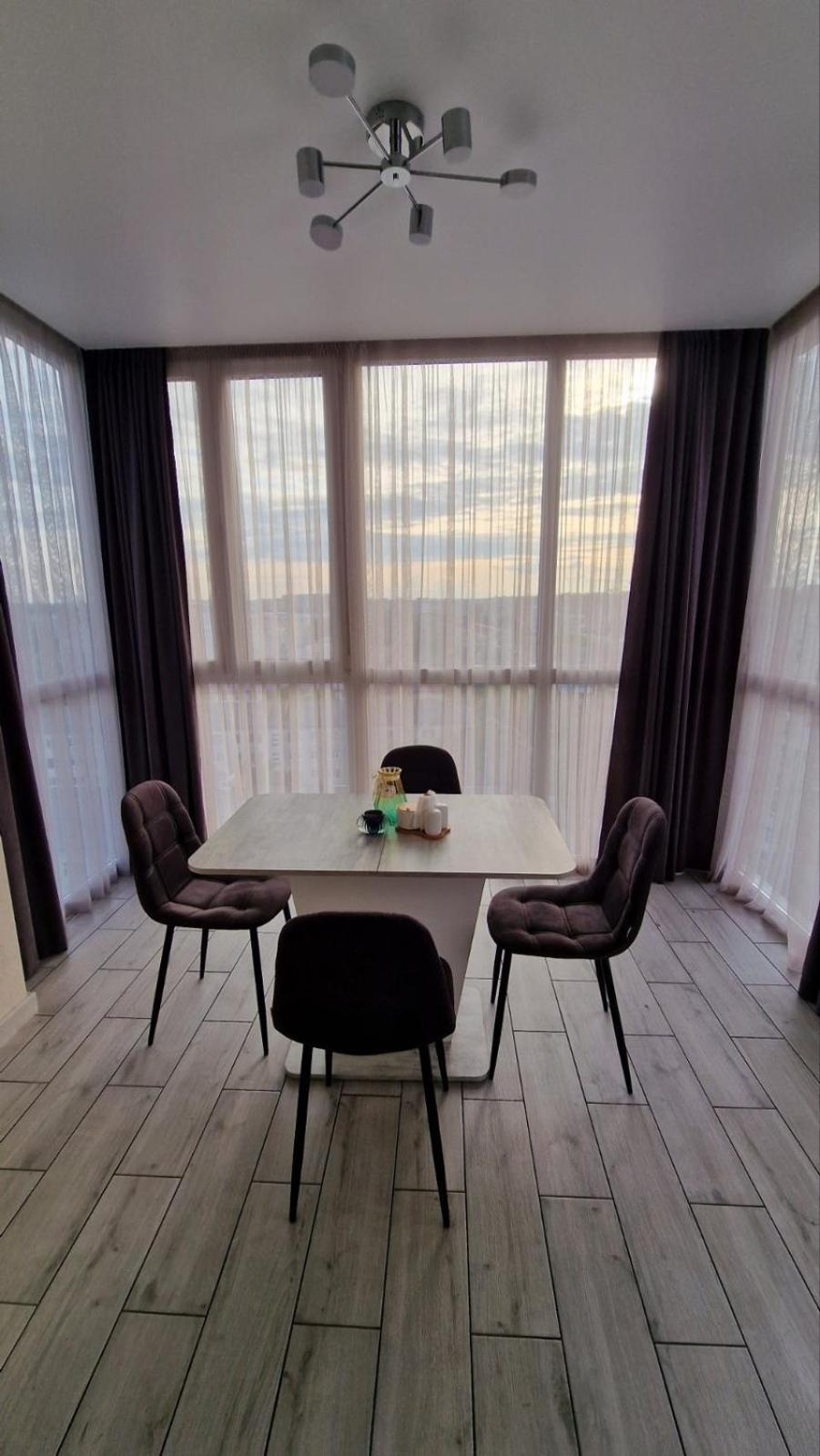Apartment Dream Town,залізничний вокзал Lutsk